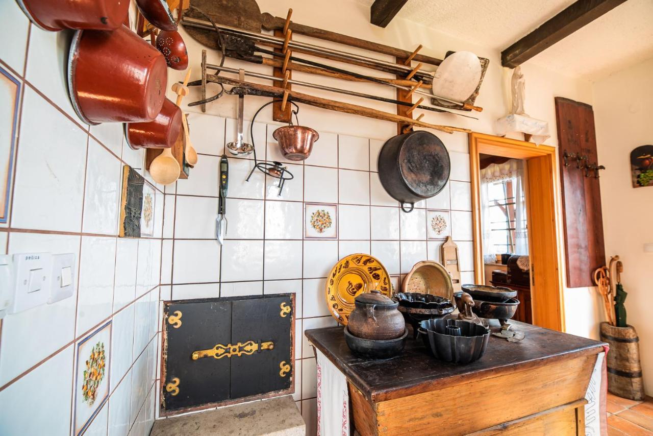 Authentic Countryside Villa With Hot Tub Veliki Kamen Habitación foto