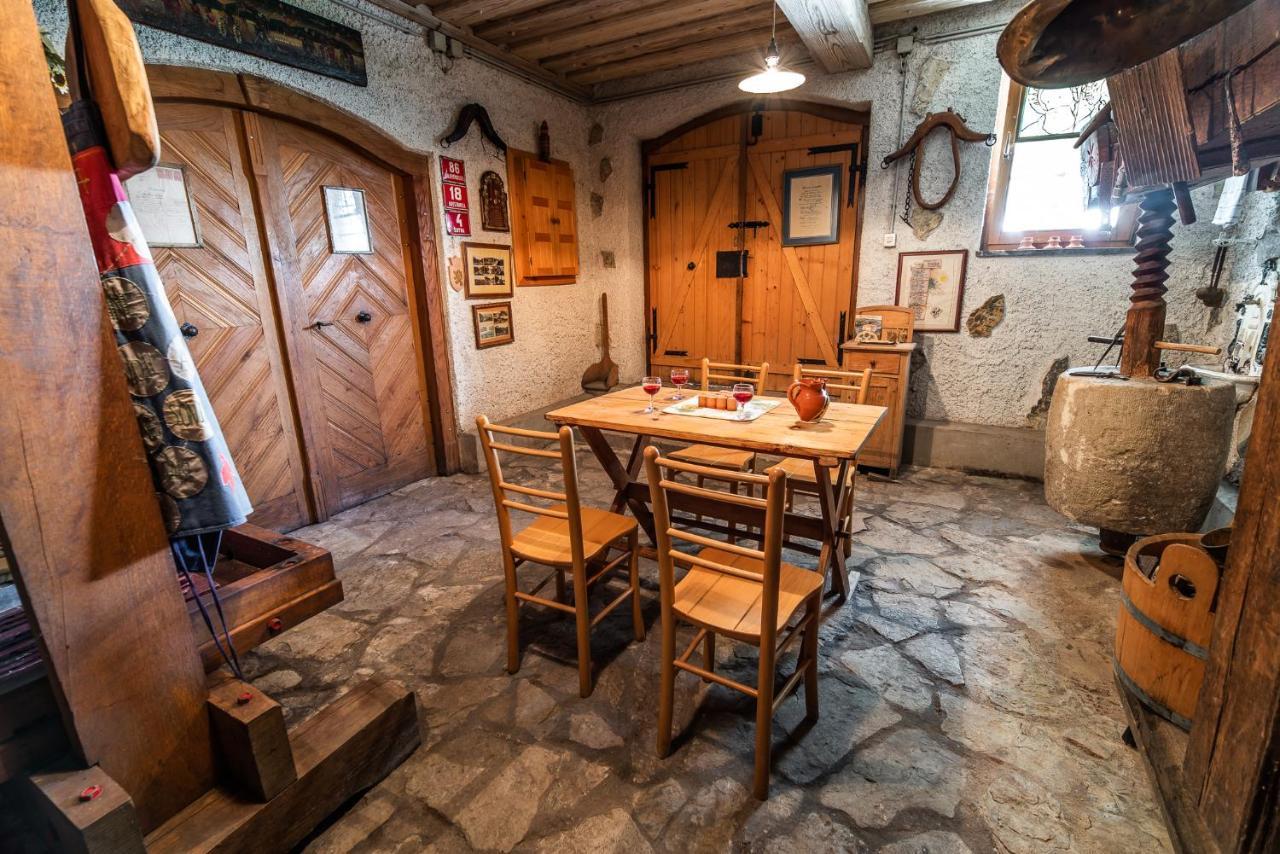 Authentic Countryside Villa With Hot Tub Veliki Kamen Habitación foto